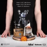 Оригинальная  фигурка «Fallout (Amazon): Mr. Handy "Snip-Snip" Statue»