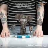 Оригинальная аниме фигурка &laquo;Fallout (Amazon): Victor Securitron PVC Figure&raquo;