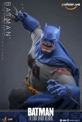 Оригинальная sci-fi фигурка &laquo;Comic Masterpiece 1/6 Scale Figure Batman (Battle Damaged Version)&raquo;
